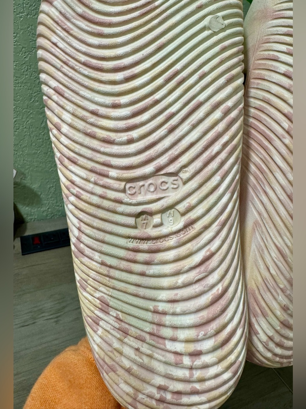 CROCS Mellow Recovery Marbled Slide - Pink & Cream Swirl 9 - Picture 8 of 8
